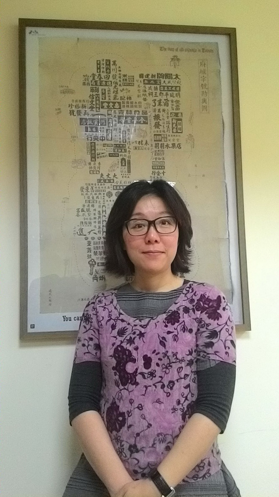 南市觀旅局長王時思力推遊府城走春「巷弄埤塘」是首選！後面懸掛是「」府城（老）字號勘輿圖」（記者陳俊廷攝）