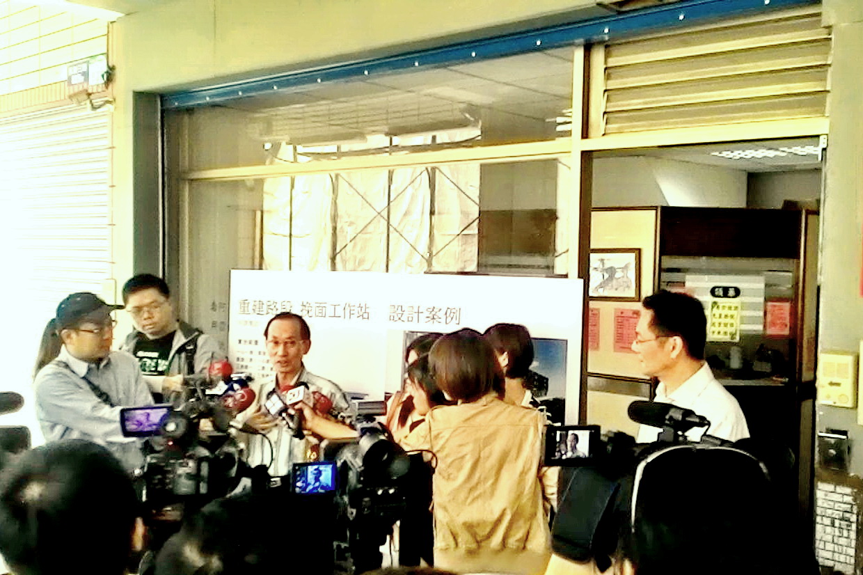 曾貴海醫師(中)其診所因氣爆歇業,提供都發局作「挽面前進工作站」右為都發局長盧維屏(記者陳俊廷攝)