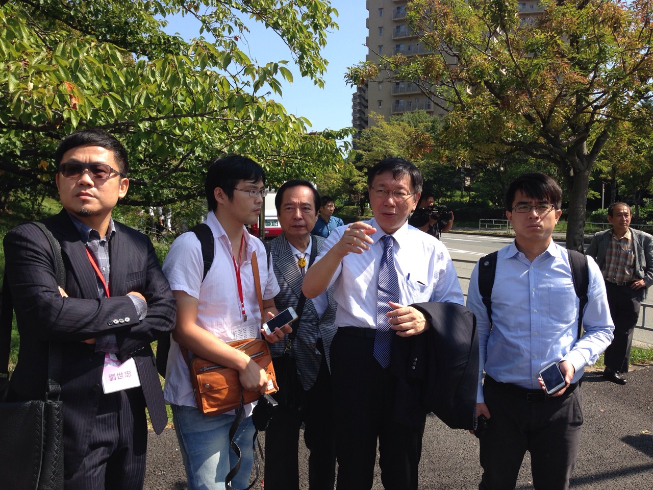 無黨籍台北市長參選人柯文哲在日本的「國際都會研習之旅」，今（28）日在大阪的最後一站，前往「千里山公團住宅」參觀，考察當地狀態良好的50年公共住宅。