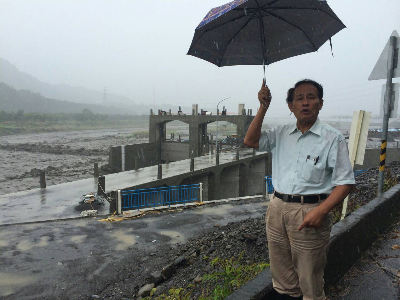 屏東縣長曹啟鴻今天上午前往泰武滯洪池、來義、大潮州人工湖取水口、力力溪、羌園等處視察，貫徹做好各項防颱措施。（屏東縣政府）