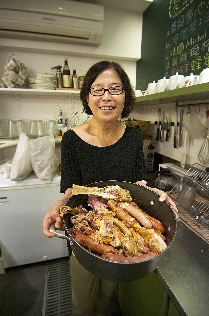 美食作家、也是PC-home創辦人詹宏志夫人王宣一，驚傳於義大利過世，令文化界人士大感錯愕與惋惜。圖為王宣一去年親自為當時台北市長候選人馮光遠募款餐會掌廚。（黃謙賢 攝）