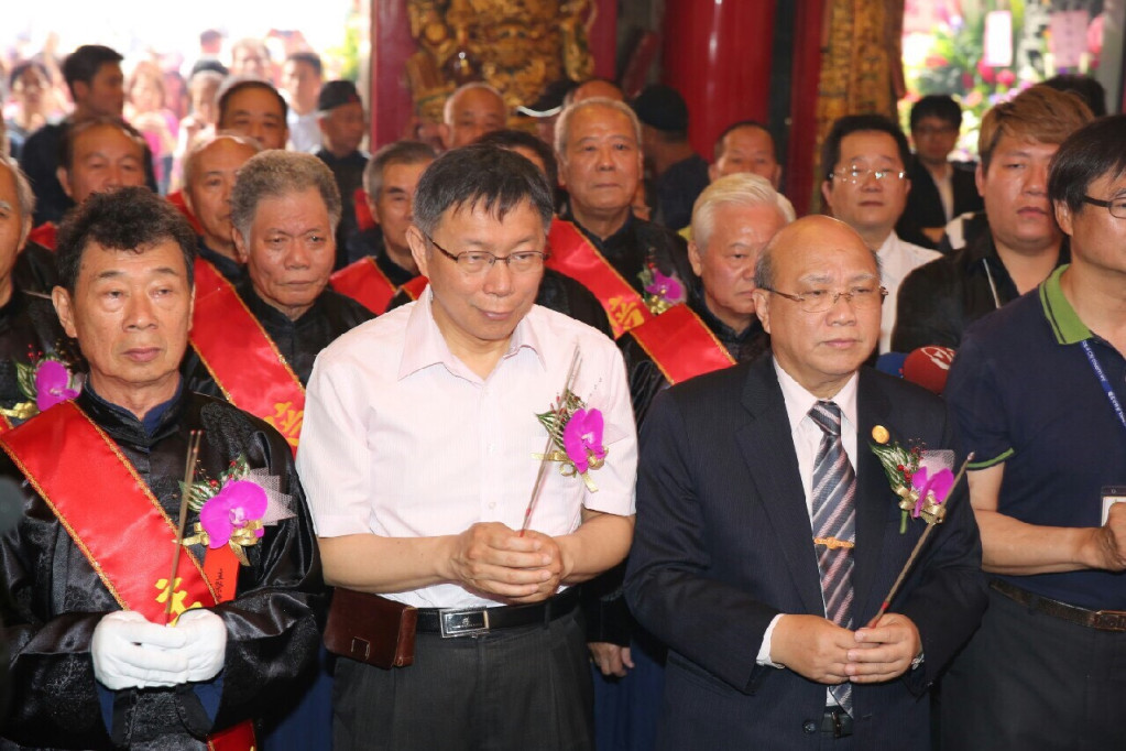 有關松菸爭議，台北市長柯文哲表示，富邦和誠品是意氣之爭，甚至買網軍互打，對市府而言，最重要的是要收的到錢、園區對文化產業發展有貢獻這2個目標。（圖為柯至松山慈祐宫參拜，北市府提供20150511）