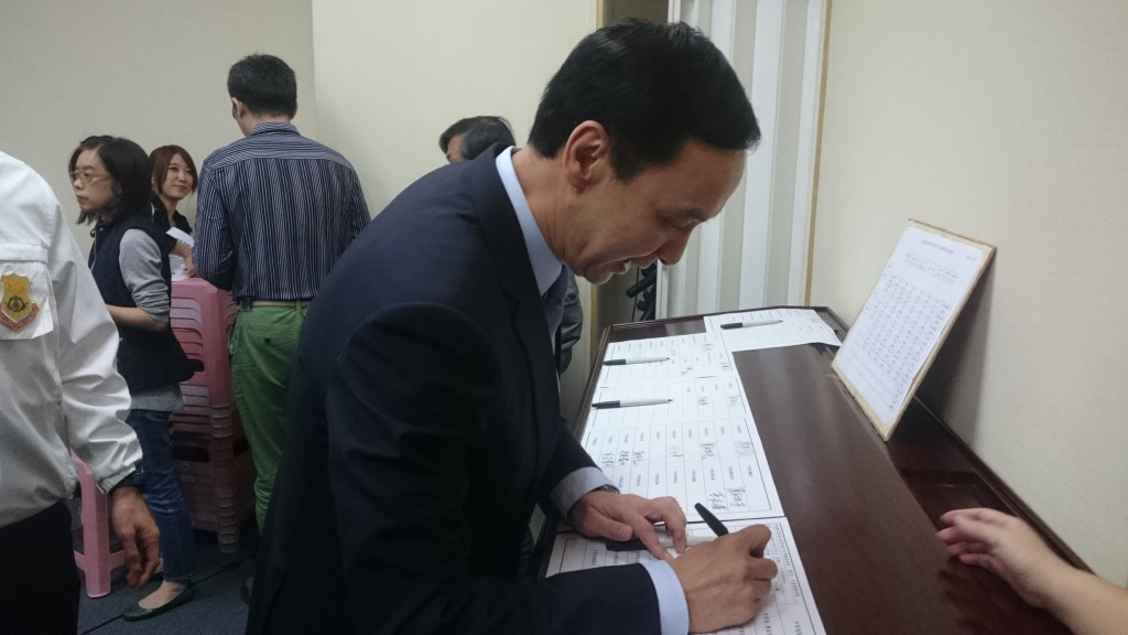 國民黨總統候選人朱立倫在中常會中提出憲改主張，強調將建立國會閣揆信任投票的憲政慣例。圖為朱立倫常會簽到。（記者何豪毅攝）20151202