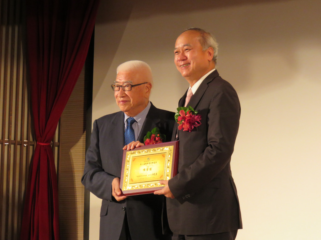 由國際醫療衛生促進協會所舉辦的第一屆國際醫療典範獎頒獎典禮今（25）日舉行，包括高雄醫學大學附設中和醫院醫療援外小組等６個團體、個人獲獎。圖為柴松林教授頒獎給獲得個人獎的肝臟移植權威，高雄長庚醫院名譽院長陳肇隆醫師。（記者唐詩攝影）20160625