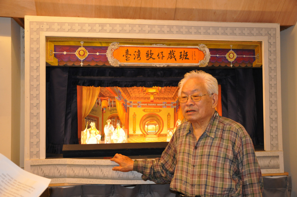 侯壽峰從事布景彩繪已長達三十餘年，技藝精湛，作品多展現在地人文色彩。（照片：台中市文化資產處提供）