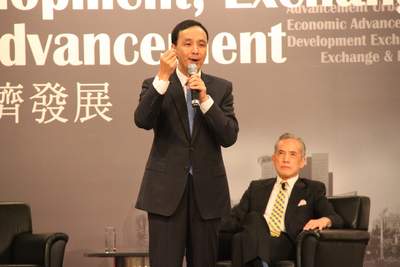 中國國民黨主席、新北市長朱立倫（站立者）本月9日在香港「台港論壇」上說，他會延續國民黨和中國共產黨的交流。（中央社）2015年3月9日