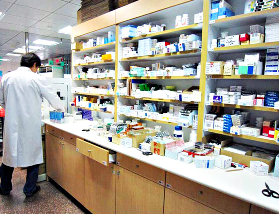 調查局日前偵查出一起集體吃健保弊案。自民國九十九年開始，全國有三十五家藥局，這些具有藥師牌照的校職員和公務員，向健保局詐取藥事服務費。（圖片：網路資料）