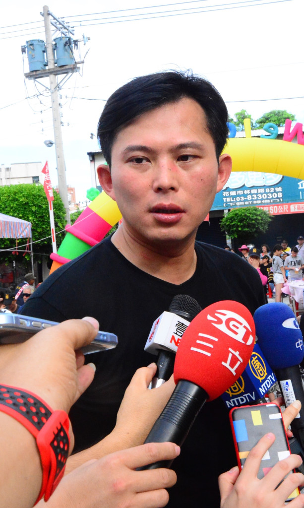 圖：時代力量黨主席黃國昌今天在花蓮受訪表示，支持民進黨張美慧參選花蓮市長補選。（王志偉攝）