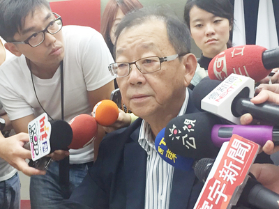 台開集團臨時宣布下午召開記者會，傳出董事長邱復生（前右）有意接手北市大巨蛋，將對外說明具體作法。（中央社資料照）