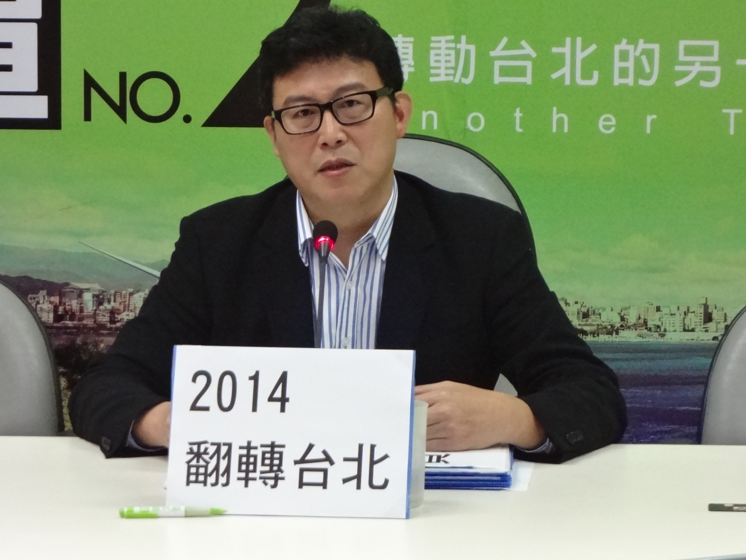 民進黨台北市長提名第一階段民調由立委姚文智後來居上,姚文智今(14)日中午表示,他主張「翻轉台北」符合市民對於政治結構。(劉明堂攝)