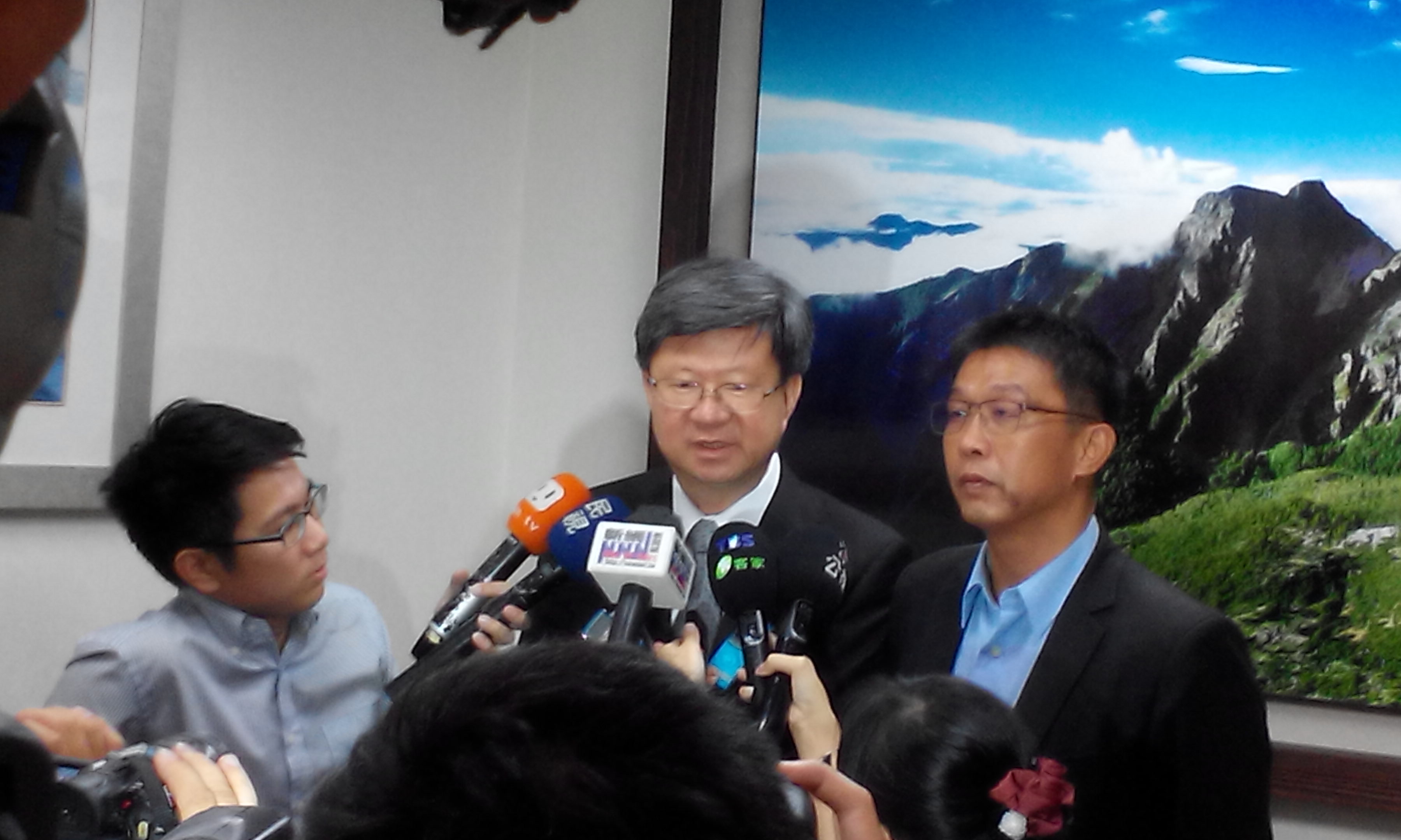 約好談「國中本土語文必修一節」問題，教育部長吳思華卻放本土社團鴿子，改在立委辦公室發表簡短談話。（記者林冠妙攝）