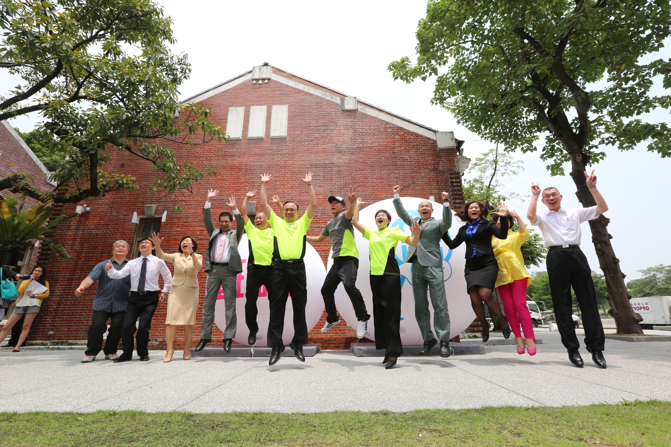 宜蘭童玩節即將開幕，縣長林聰賢今天特地到台北開記者會，邀大家到宜蘭跳一跳，紓紓壓。(宜蘭縣府提供)
