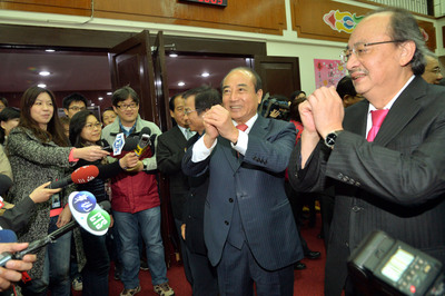 立法院長王金平（右2）24日出席104年立法院新春團拜，與立委及立院同仁們一起相互拜年。（中央社）20150224