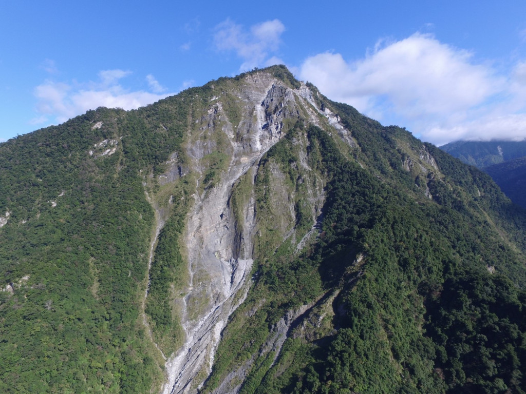 壽豐溪上游崩塌30年後，山壁集水區仍清晰可見。圖／王志偉翻攝