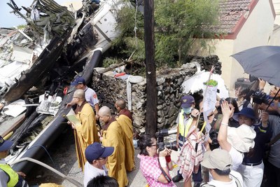罹難者家屬赴澎湖善後,進行招魂儀式,場面哀戚。中央社