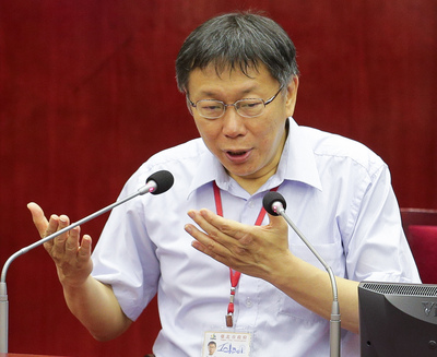 中國國民黨北市議員王欣儀今(12)日質詢，高中反黑箱課綱，有民團號召學生走上街頭，勢必受政治力介入，要如何確保不讓少數人利用學生「血氣方剛」的心態，台北市長柯文哲強調要按規矩辦事，在這件事情上，「我是中立的」。（中央社）