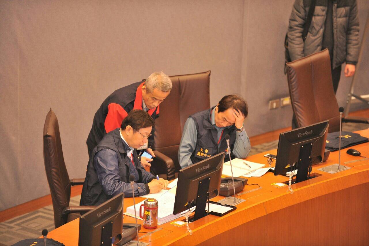 復興民航今天上午墜機，台北市長柯文哲應變中心坐鎮，市災害應變中心也立即一級開設。（北市府提供20150204）