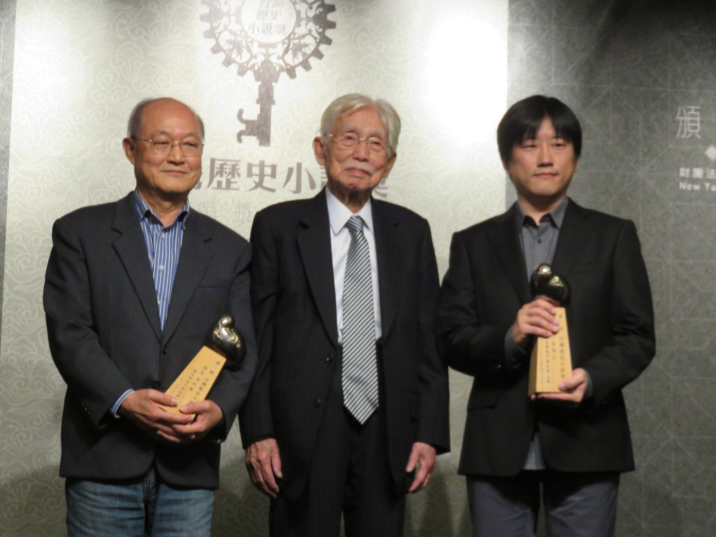 新台灣和平基金會今(21)日於舉辦「第一屆台灣歷史小說獎」頒獎典禮,董事長辜寬敏(左二)分別頒獎給獲得佳作的李旺台(左一)及朱和之(左二)。(記者唐詩攝影)