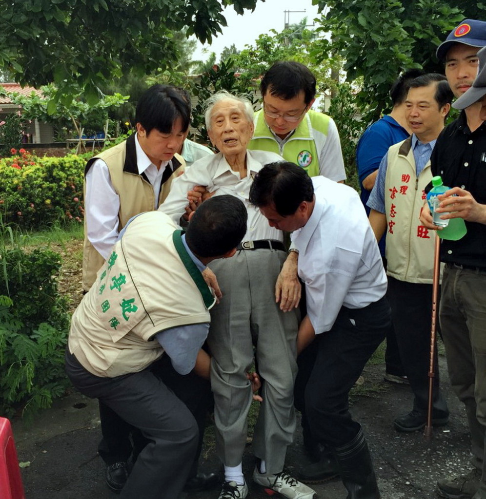 賴清德巡市政再度發揮醫師本色(照片/賴子瑄提供)