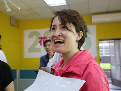 花蓮縣選出的民進黨立法委員蕭美琴(中)以及現任立院副院長蔡其昌,對於友黨時代力量換委員會未果,紛舉自己跑遍各委員會為民眾發聲的經驗,勉勵時力只要認真就會獲得選民認同。(中央社資料照)