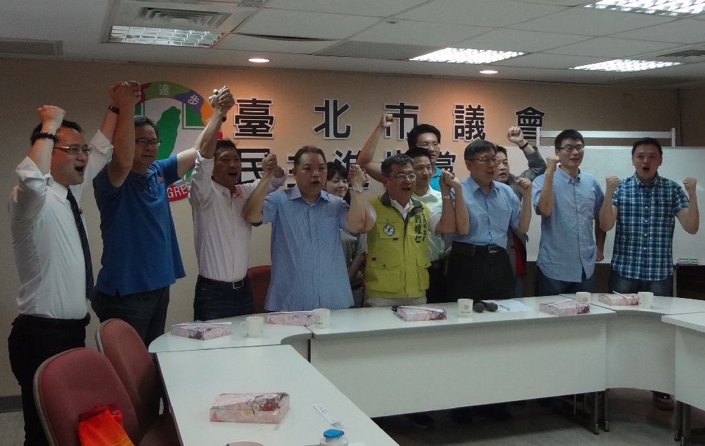 台北市長參選人柯文哲今天（9日）拜訪民進黨台北市議會黨團，黨團成員並與柯文哲一起高喊「市長當選，議員homerun（全壘打）」。（劉明堂攝）