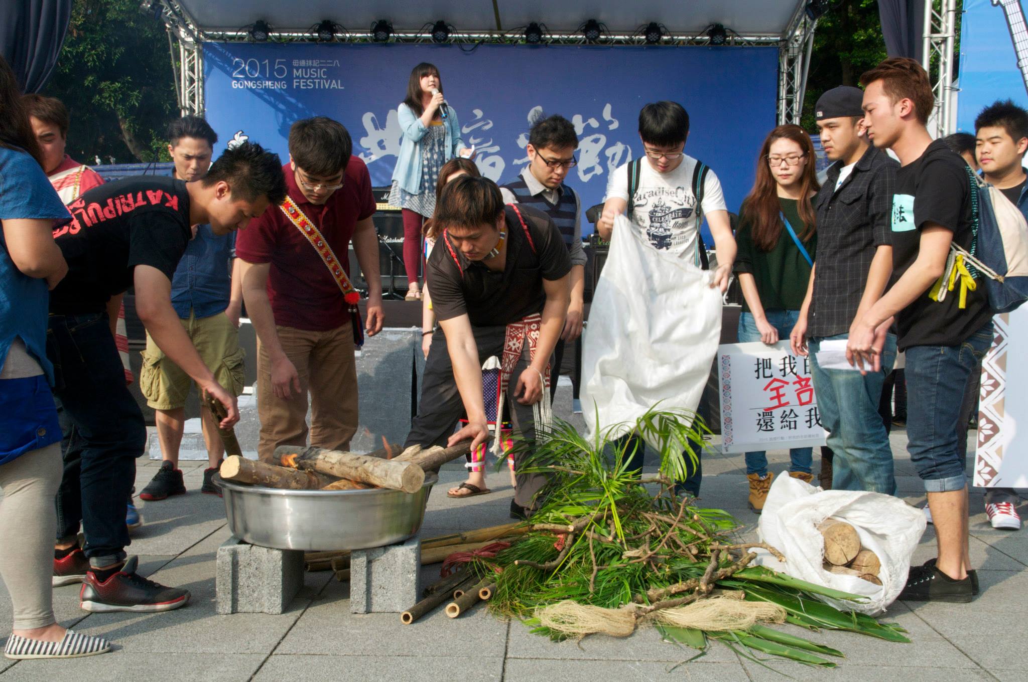 「228狼煙行動」今天在全台串連發燒，原青陣在自由廣場升起狼煙，向上天祈求平安，向祖靈呼告，大聲控訴中華民國政府的不公不義(黃謙賢攝20150228)