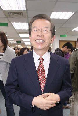 前行政院長謝長廷（前）在臉書幽自己一默，樂得「四大天王」已經交棒了。（中央社資料照片）20150526