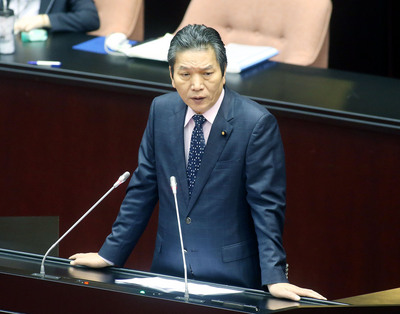 立法院院會29日處理公職人員選舉罷免法部分條文修正草案,親民黨立法院黨團總召李鴻鈞(圖)表示,罷免門檻過高,他認為降低到合理的門檻,絕對符合民意,同意在合理情況下降低門檻,但呼籲各政黨,罷免門檻降低後,罷免應合情合理合法,不要濫用,讓百姓檢視民意代表所需負的責任。中央社記者郭日曉攝 105年11月29日