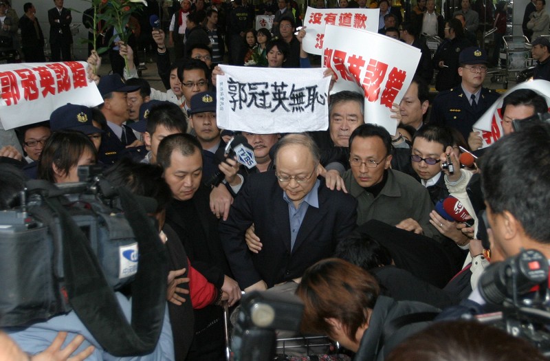 ２００９年，當時以筆名「范蘭欽」發表「辱台」言論遭免職的前新聞局駐外官員郭冠英，返抵台灣時，被抗議群眾團團包圍。（資料畫面：中央社）