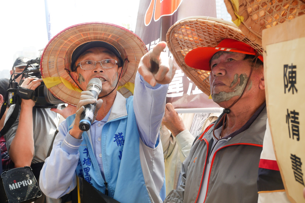 牛埔里里長陳永和（左）及龍船里里長余福雄（右）北上到經濟部抗議掩埋廠開發案破壞當地珍貴的地質景觀和惡地地形。圖／張家銘