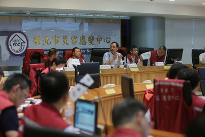 新北市長朱立倫（後右3）28日下午表示，八仙樂園塵爆傷者復原路漫長，將建立傷者精確的專案資料，全員投入持續慰問，觀旅局29日提出要求中央針對納管業者等項應儘速修法（新北市政府提供）20150628