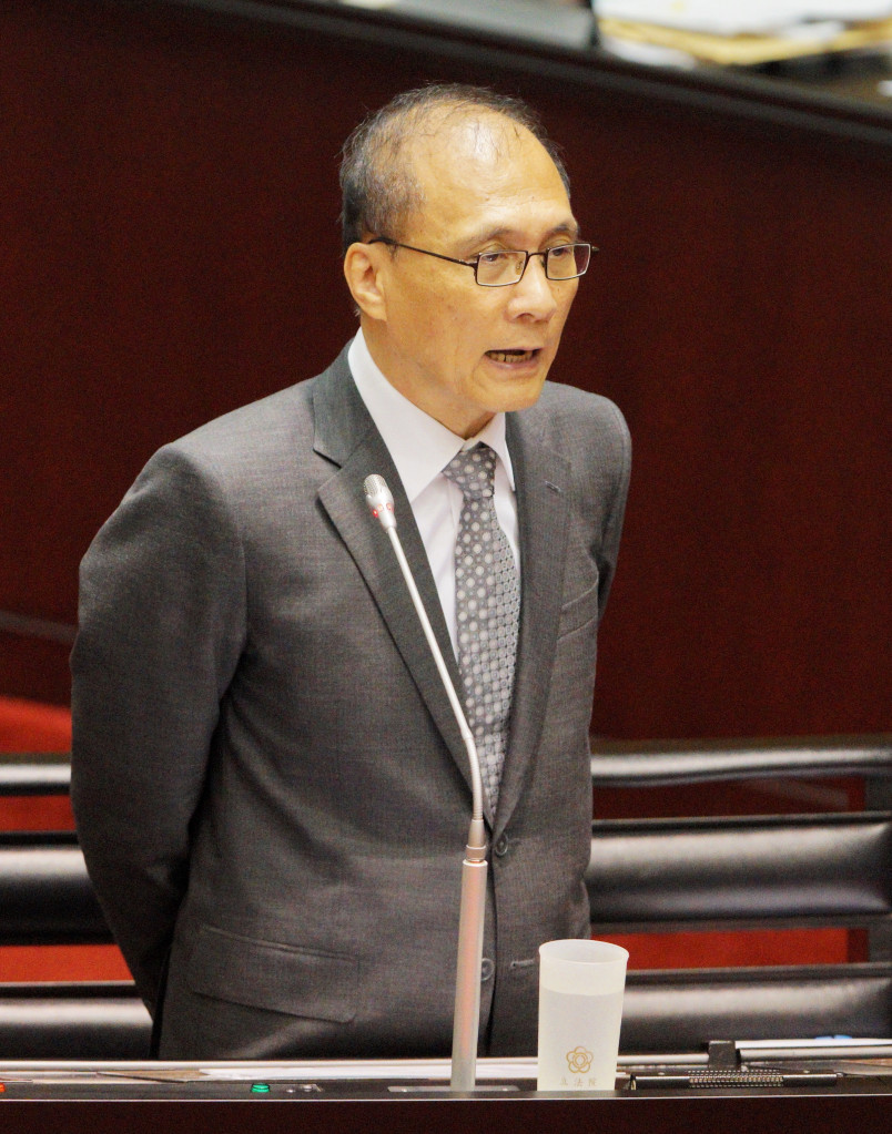 行政院長林全近日在接受媒體專訪時提到，萬一電廠出問題缺電，才會在「安全無虞」的狀況下，請國會同意重啟核一、二廠。但原能會技術人員一封電郵卻打臉：目前核二廠一號機燃料棒護套破損，裂紋還沒修復。5月起，核二廠「內、外」已陸續偵測到核二廠排放出來的放射性碘元素。圖/張良一，資料照片