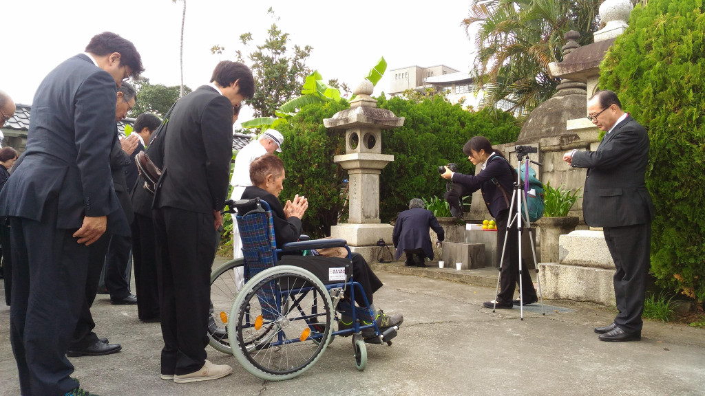 寶覺寺慰靈祭現場，日本團員坐輪椅也要來向先人遺骨致敬默哀。圖／陳婉真