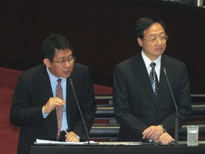 屏東教育大學離職副教授陳震遠涉嫌偽造同儕審查，教育部長蔣偉寧（左）昨改口承認知情共同列名，行政院長江宜樺對此案表示痛心，要求科技部撤查，(中央社資料照片)