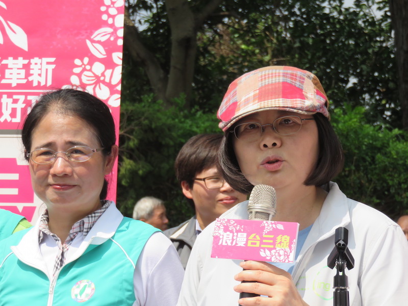 民進黨總統參選人蔡英文今天在龍潭啟動浪漫台三線活動，客家作家大老鍾肇政特地將他的「打鳥帽」給蔡英文帶，呼籲大家支持蔡英文。（朱蒲青攝）