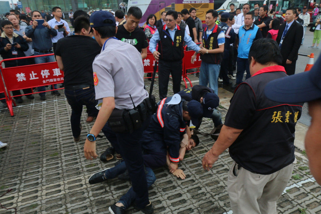 陸委會主委夏立言與國台辦主任張志軍的夏張會。一群黑衣人衝進台聯抗議區域打人造成衝突（記者何豪毅／金門報導）20150523