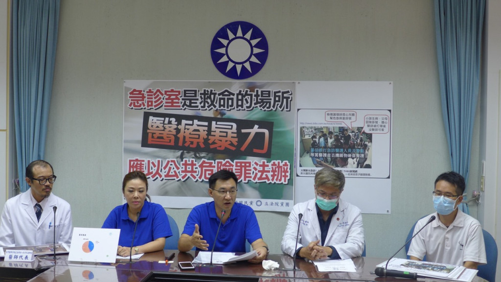 國民黨立法院黨團書記長江啟臣今天與醫勞盟共同呼籲，儘速通過刑法將醫療暴力列為公共危險罪之修正案，並提出應嚴懲醫療暴力事件、落實分級醫療及管制急診室門禁等訴求。圖／江啟臣辦公室提供