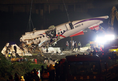 復興航空班機墜落基隆河空難,凌晨將機身和尾吊掛上岸。(中央社)20150205