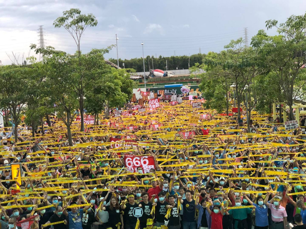 高雄市民不畏艱難，突破一切審核關卡，這一切的努力，是高雄市民與在地組織讓人敬佩的決心展現，不容忽視。圖／擷自Wecare高雄臉書