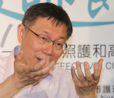 台北市長柯文哲在護師節慶祝大會上表示，未來要將薪水拉平，同工同酬，實現公平正義，市立聯合醫院6月1日開始實施。（中央社，20150512）