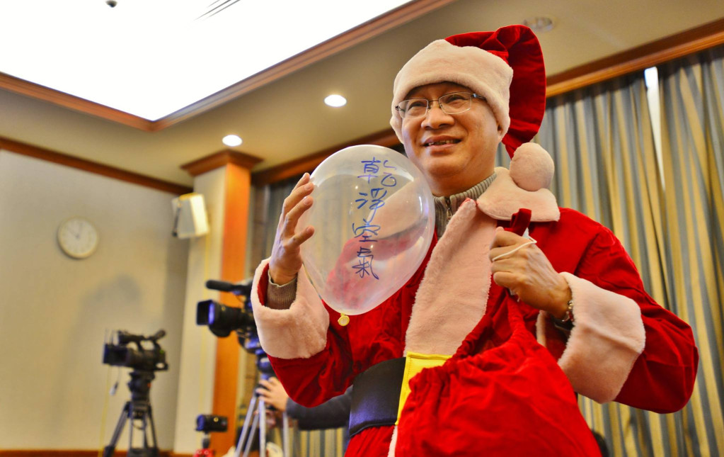 台灣健康空氣行動聯盟於今(17)日上午舉行記者會,與會者打扮成聖誕老人,禮物則是乾淨空氣。小野說,今年兒子女兒送的聖誕禮物是空氣清淨機。(郭文宏/攝影)