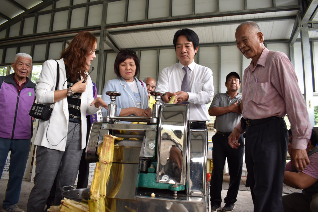 前行政院長賴清德體驗榨甘蔗，和當地農民熱烈互動；被民眾問到「一加一等於多少？」時，賴清德也說，初選過後誰代表民進黨就要支持他，大選時大家團結，這才是團結真正的意思。圖／賴清德團隊提供