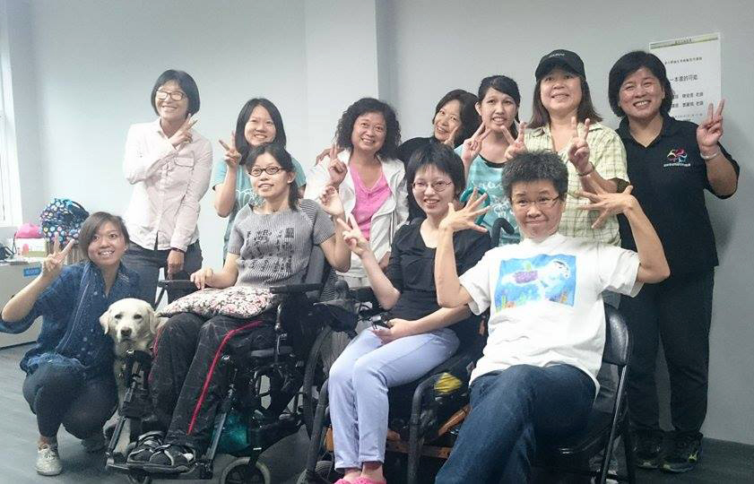 【筆尖上的微光】生命經驗寫作女性班合影。