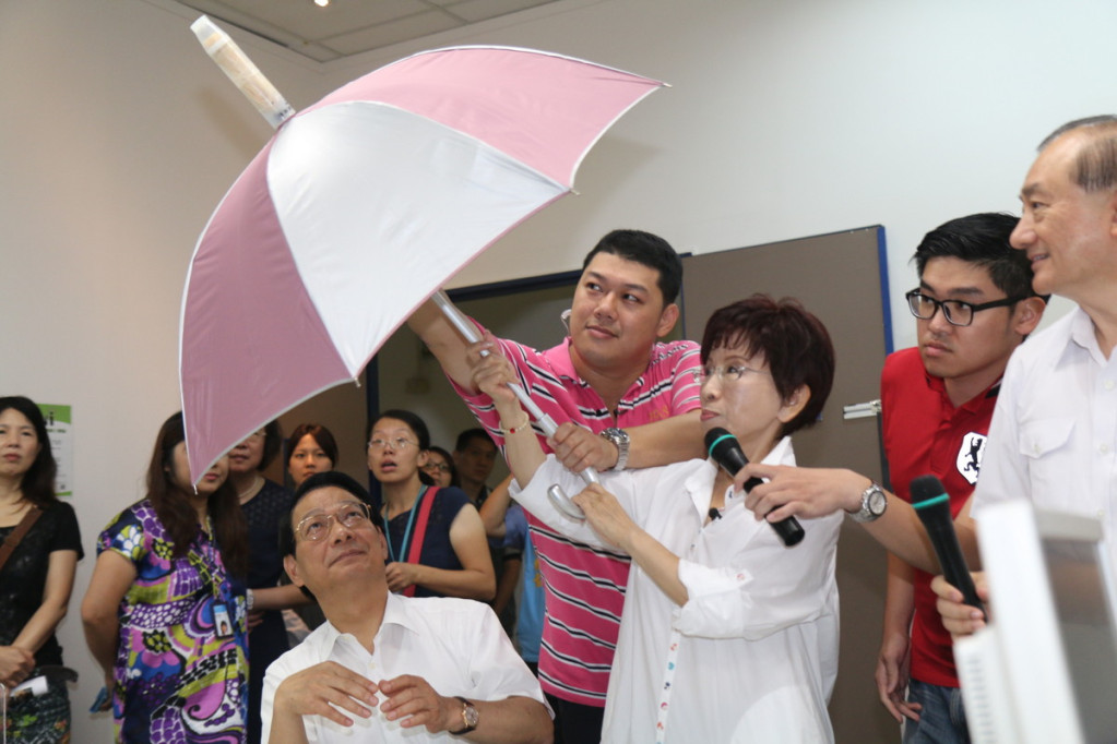 國民黨總統參選人洪秀柱參訪新竹工研院，正展示裝有濾水器的雨傘。（記者何豪毅攝）20150822