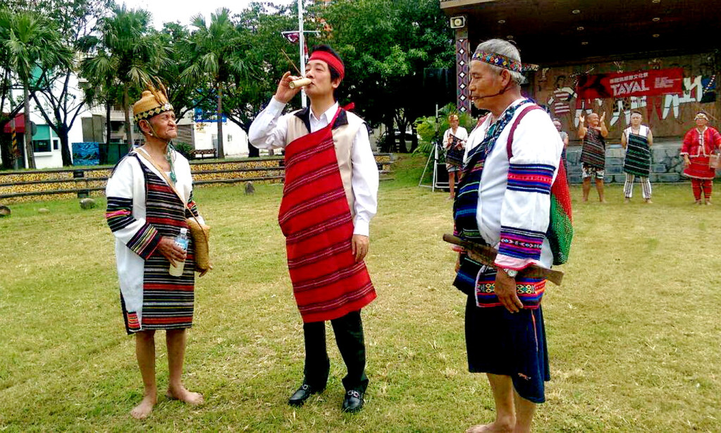 賴清德依照泰雅族的習俗與耆老共飲祖靈加持過的小米酒，以示對原民文化的尊重。（實習記者/蘇福全攝）