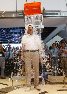 政界、商界名人紛紛接受ALS冰水挑戰賽，但也有人開始反思潑冰水行動在台灣與募款的意涵。（圖為鴻海郭台銘挑戰潑冰水，中央社）