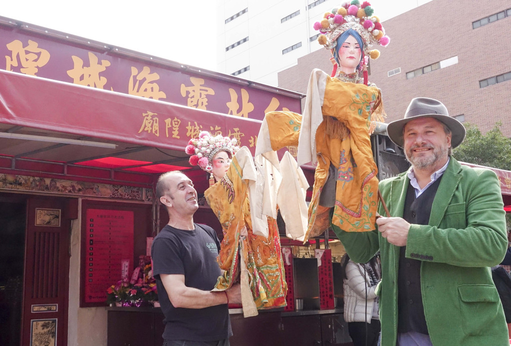 台原亞洲偶戲博物館館長羅斌(右)親自操偶，參與【戲春大稻埕】活動。圖/蔡育豪