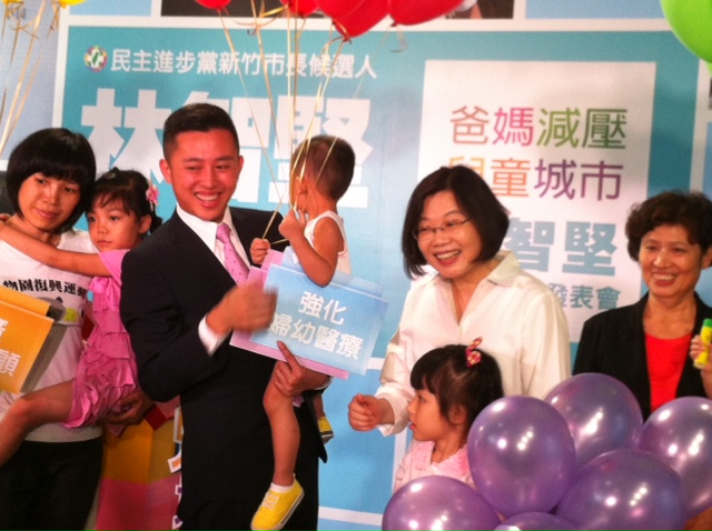 民進黨新竹市長參選人林智堅提出「爸媽減壓 兒童城市」政見。（朱蒲青攝）