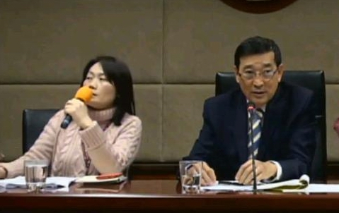 儘管各界抗議聲浪不斷，但NCC今日要求承諾附帶20項條件後予以通過遠傳間接合併中嘉一案。（圖左為NCC發言人虞孝誠，擷取自NCC畫面）