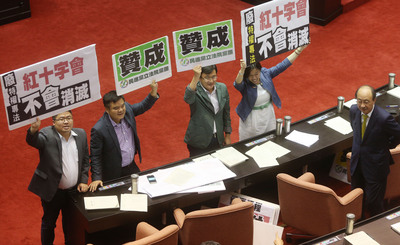 立法院院會今天處理紅十字會法，傍晚在藍委輪番發言反對下，最後動用表決，以54票贊成對9票反對，廢止民國43年公佈、89年修正「紅十字會法」，專法確定就此走入歷史，中華民國紅十字會所擁有的專屬「募款權」也隨之將被終止。（中央社）